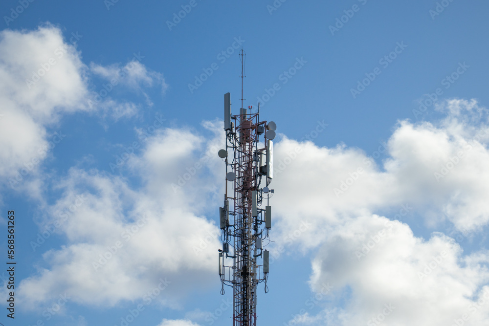 Antena de comunicação de telefone, internet e tv. Antena de comunicação de telefone, internet e tv.