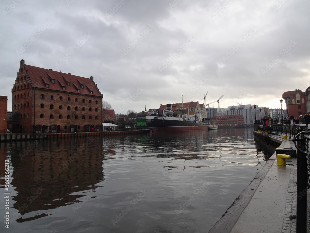 Obraz premium View of the Motlawa River to Granary Island on a cold and cloudy winter evening, Gdansk, Poland.