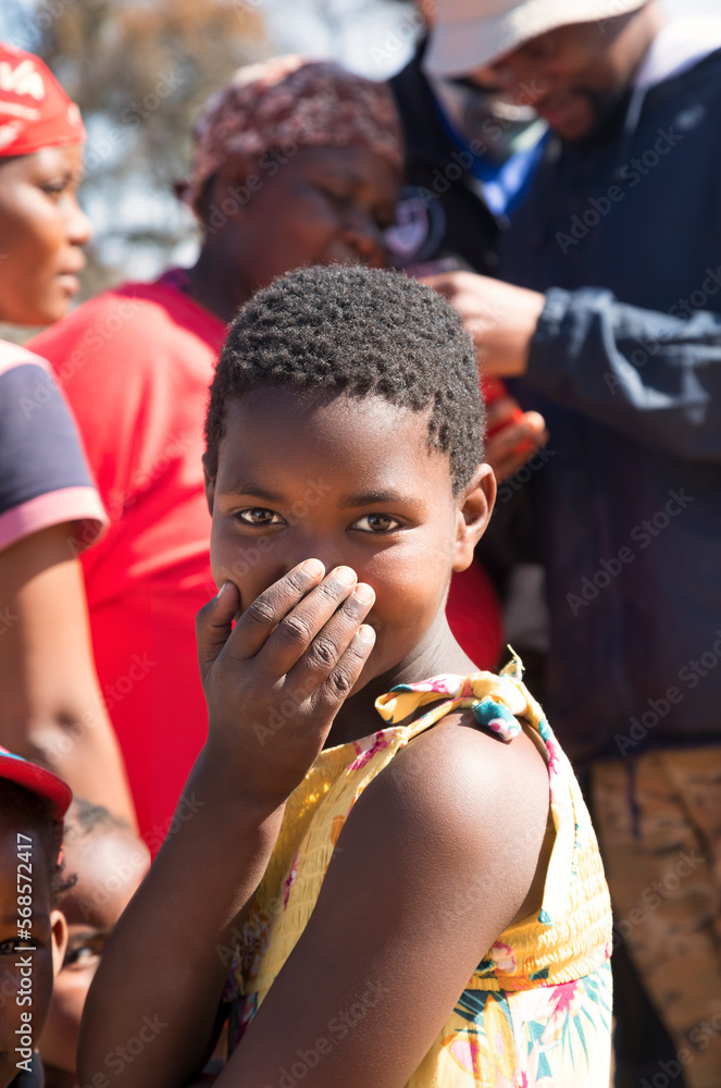 Obraz premium African girl hiding face