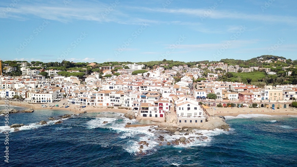 Luftaufnahme vom Mittelmeer aus auf die schöne Küstenstadt Calella de Palafrugell an der Costa Brava, Fischerdorf, Tourismus, Palafrugell, Baix Empordà, Girona, Katalonien, Spanien