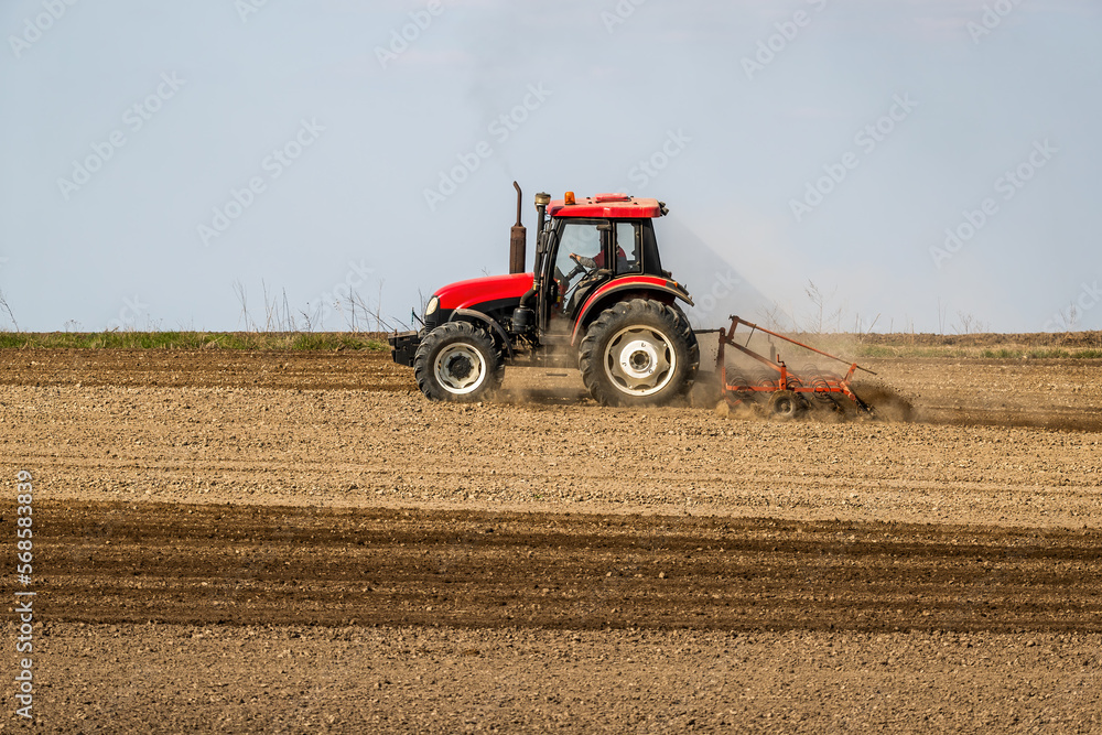 Obraz premium The art of farming, tractor tilling the soil for a successful planting season