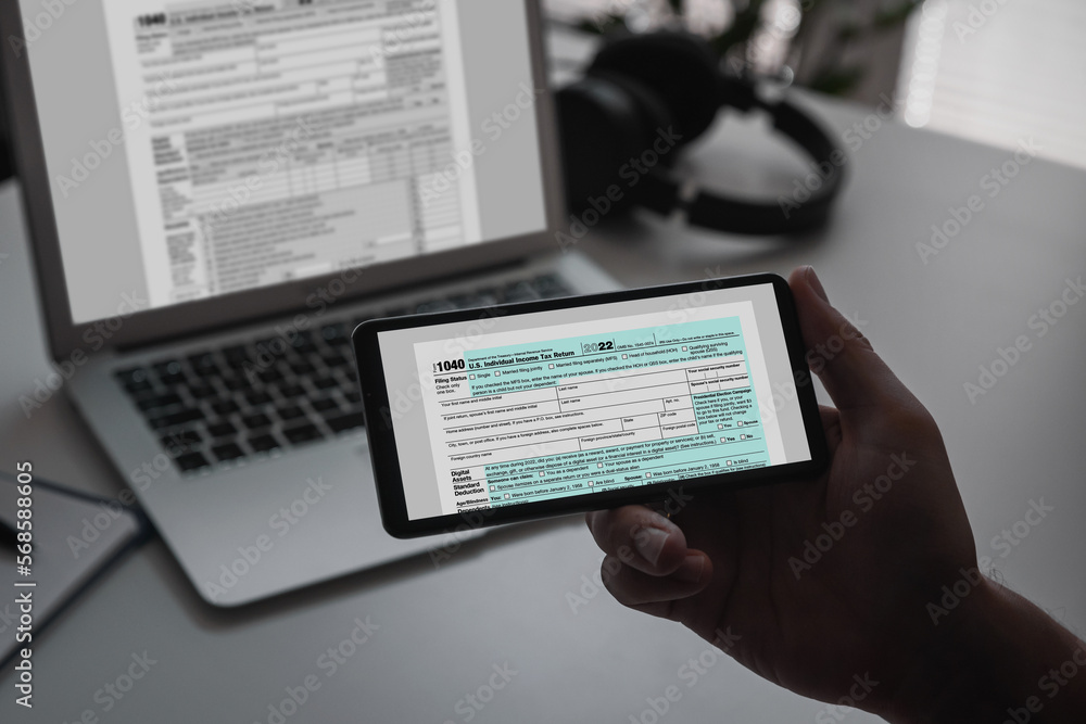 Obraz premium US tax form on smartphone, tax income concept