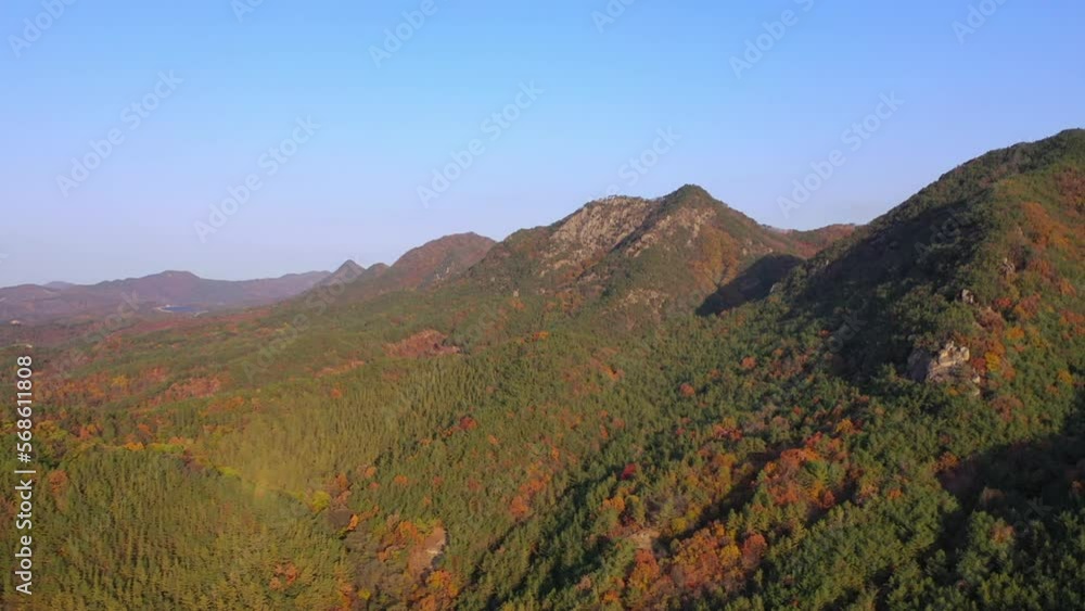 A bird's-eye view of the mountain ranges in Korea where autumn leaves began A bird's-eye view of the mountain ranges in Korea where autumn leaves began