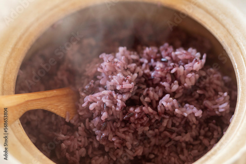 湯気の上がった炊き立ての黒米ごはん