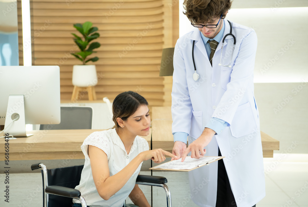 Obraz premium Hospital doctor explaining the results of the treatment and the progress of the treatment to the patient. in the luxury rest area of the hospital