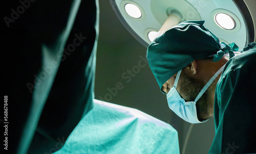 Foto motivated caucasian surgeon trying help patient under drapes
