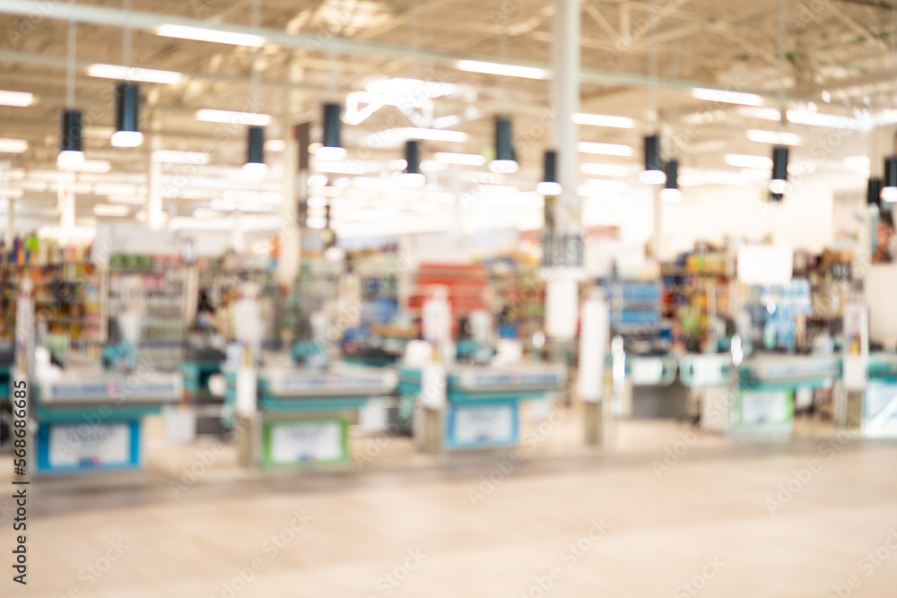 Obraz premium Blurred photo of a supermarket with empty cash registers.