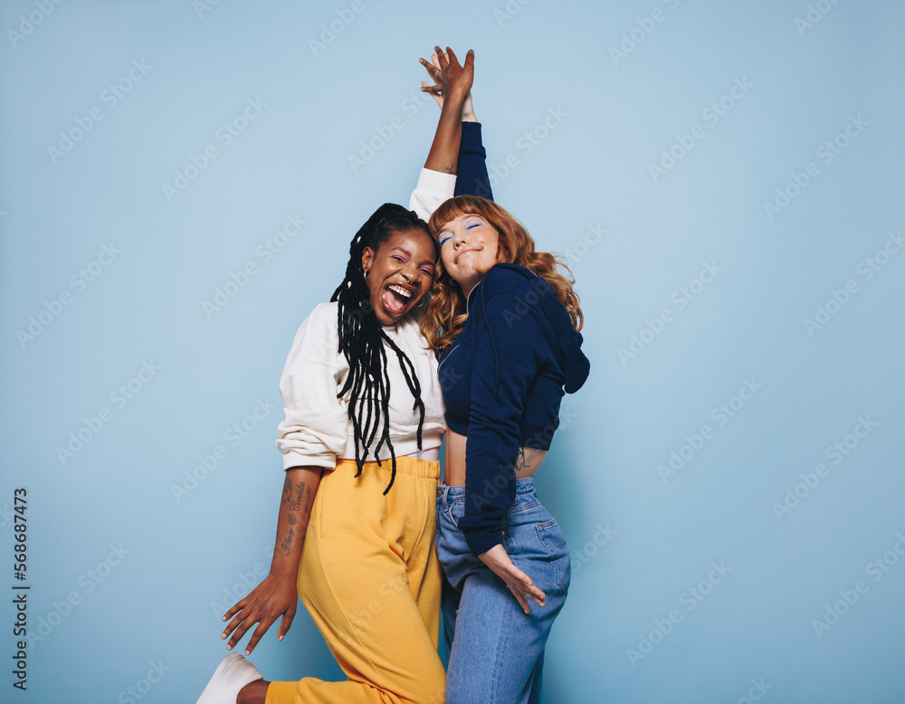 Foto Two best friends dancing together