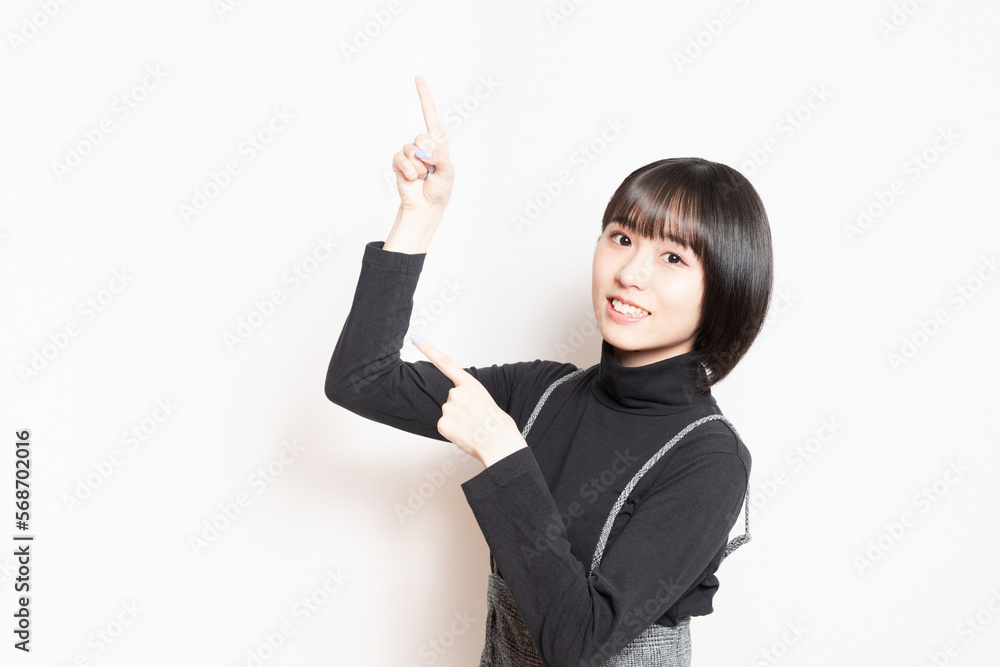 指でポイントを指し示す若い女性