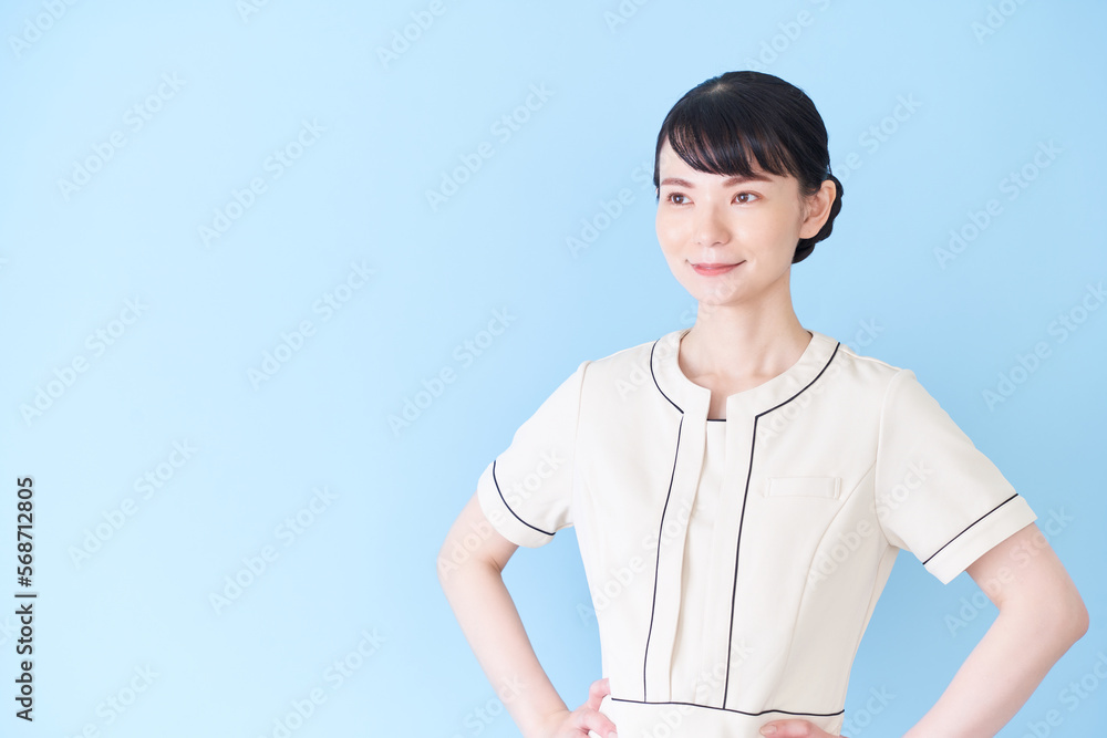 腰に手を当てるエステ・美容クリニックの女性 腰に手を当てるエステ・美容クリニックの女性