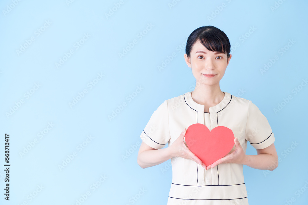 ハートマークをもつエステ・美容クリニックの女性