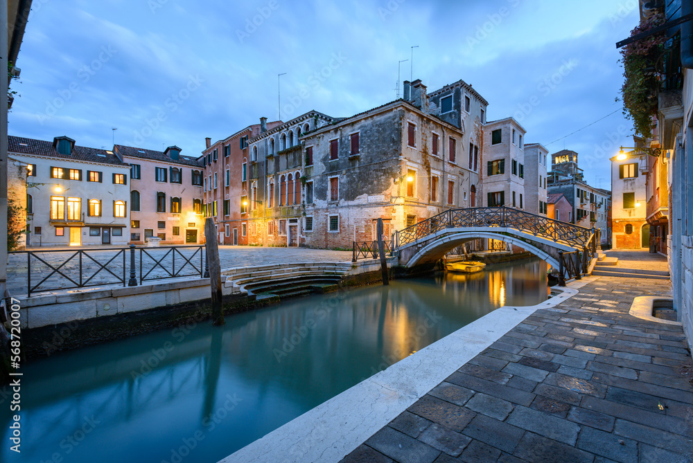 Kleiner Kanal mit Brücke und Campo S. Zandegola in Venedig bei Nacht