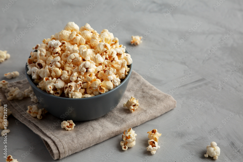 Homemade Kettle Corn Popcorn with Salt in a Bowl, side view. Copy space.  foto de Stock | Adobe Stock