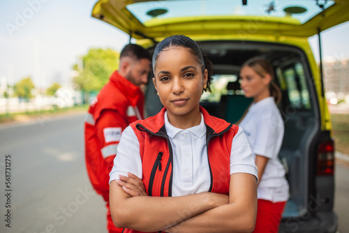 Photographie Young female african american paramedic standing rear of the ambulance