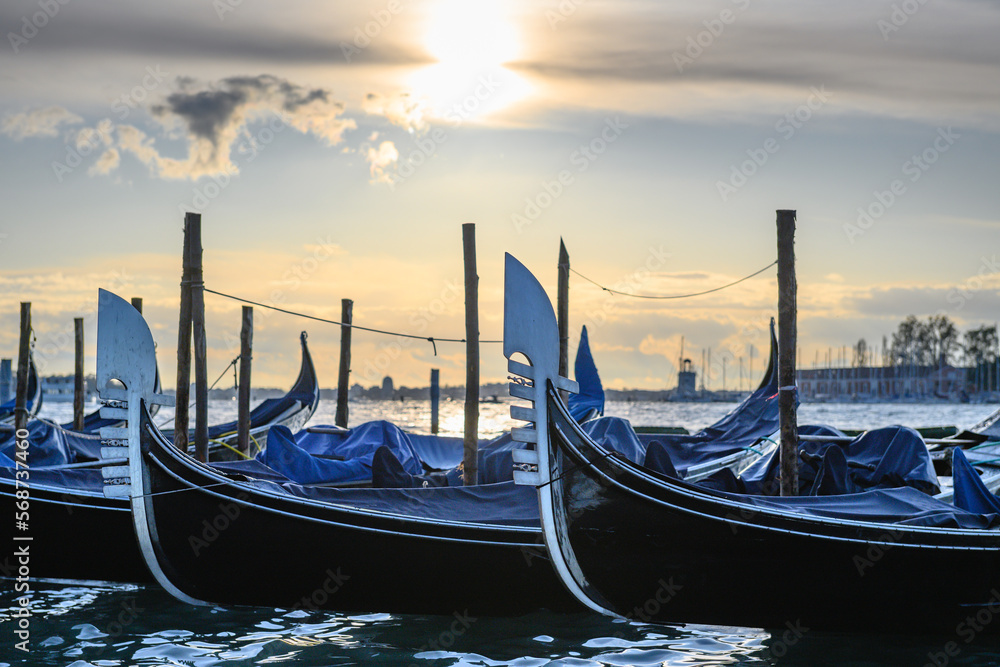 Gondeln im morgentlichen Gegenlicht in Venedig