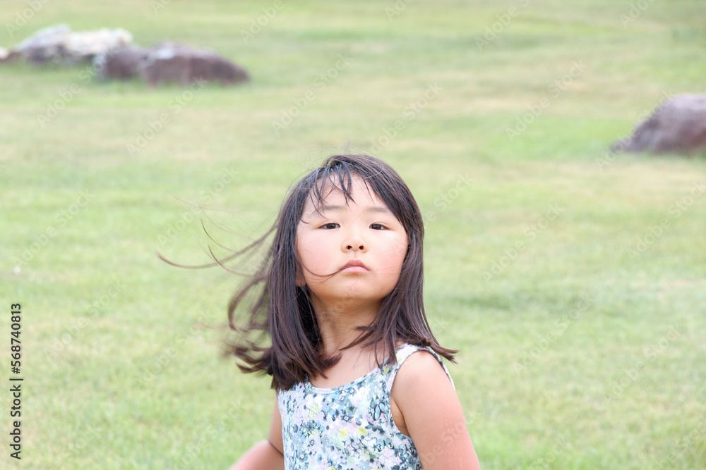 公園で遊ぶ花柄のワンピースを着た女の子 公園で遊ぶ花柄のワンピースを着た女の子