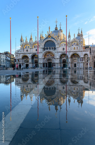 Basilica di san Marco in Venedig und Spiegelung im Hochwasser auf dem Markusplatz bei Sonnenaufgang