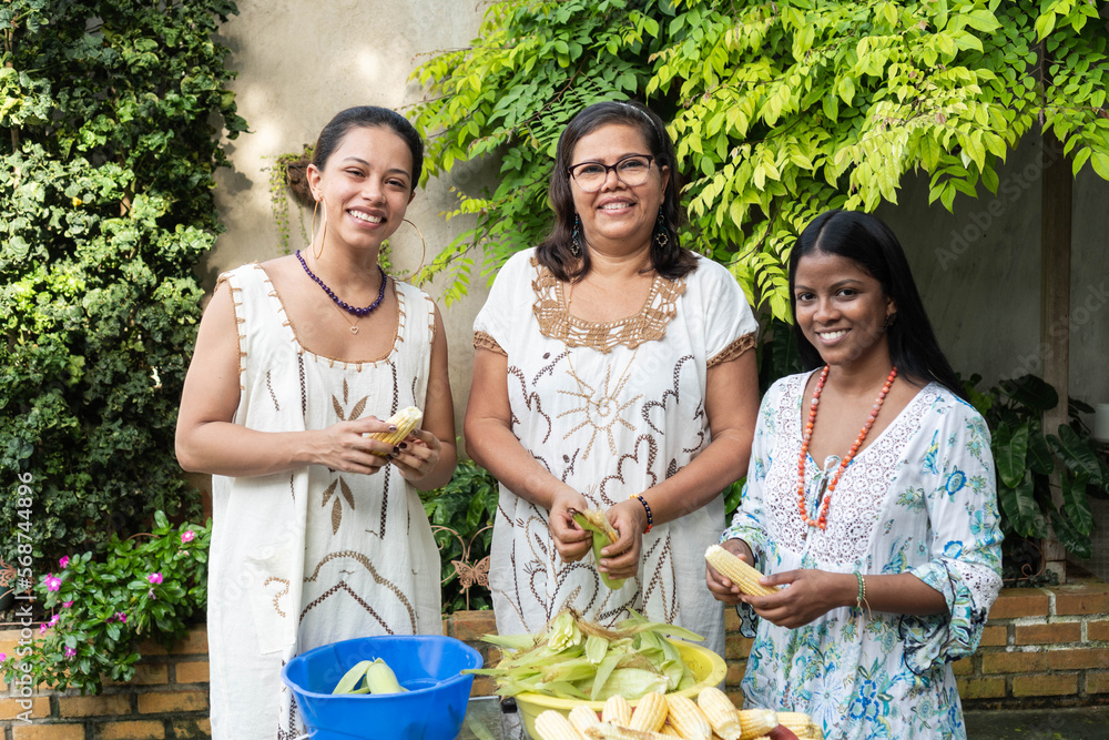 Obraz premium Portraits of Women Shelling Corn