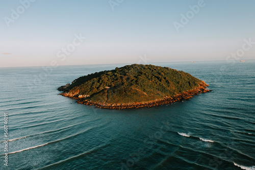 Die Insel Ilha do Batuta vor dem Strand Praia do Luz und Praia da Rosa. Insel aus der Luft fotografiert. Kleine Insel sieht wie ein Herz aus. Santa Catarina 1 © Marlon
