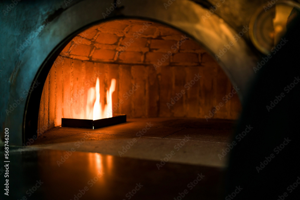 Foto Stock Inside the oven for Baking Neapolitan pizza in a gasfired