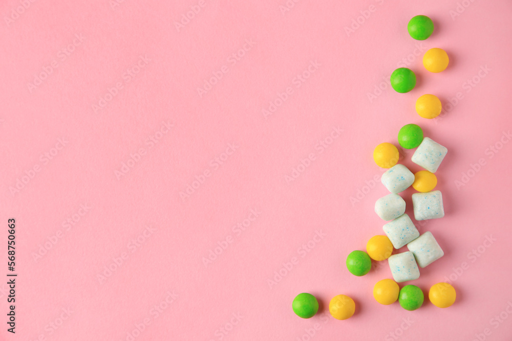 Obraz premium Different tasty chewing gums on pink background, flat lay. Space for text