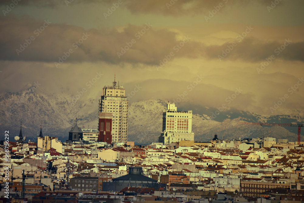 Torre de Madrid y Edificio España con la sierra de Guadarrama por detrás nevada