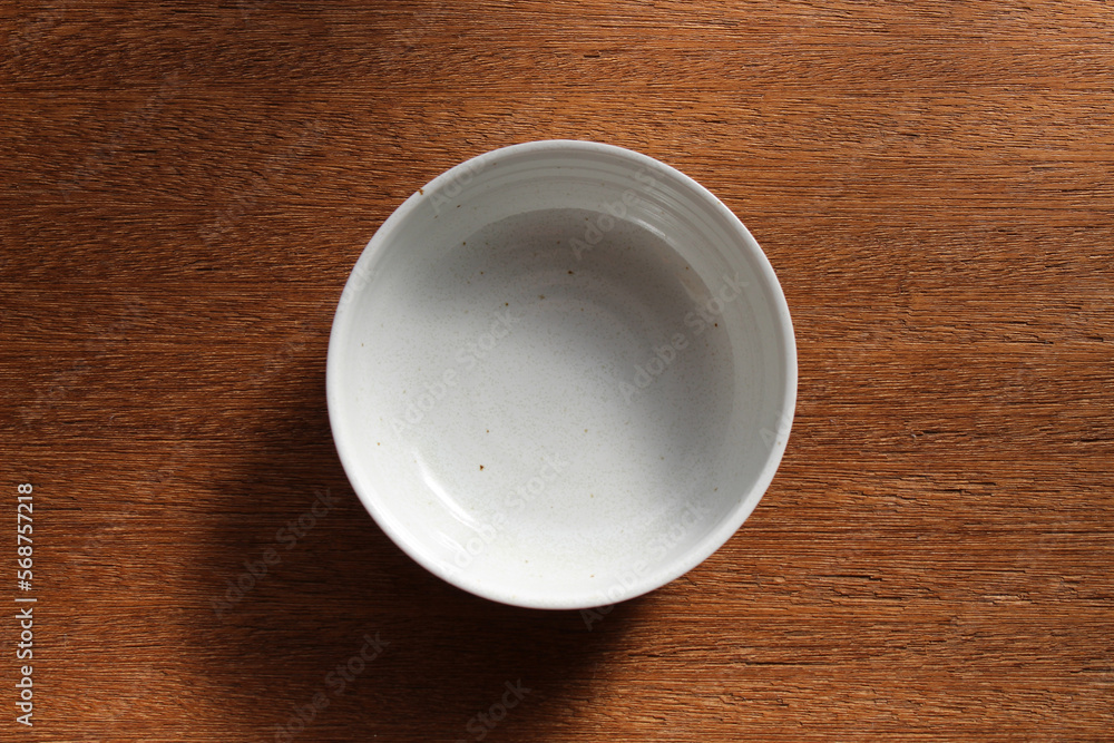 シンプルな食器のイメージ シンプルな食器のイメージ