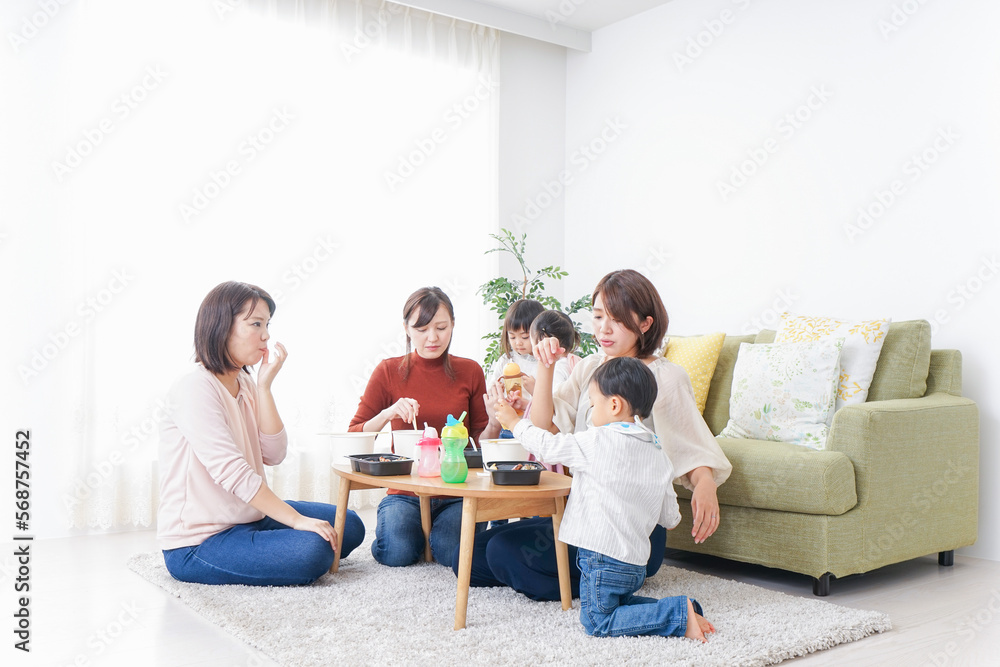 ランチパーティーをするママ友と子供