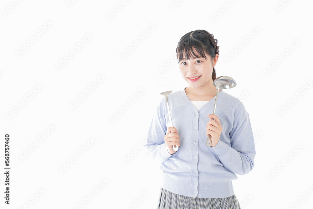 調理をする若い女性