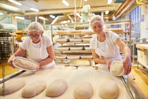 Zwei Frauen als Bäcker Team beim Brot backen in Backfabrik