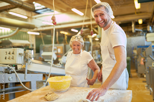 Bäcker Lehrling in der Ausbildung und ältere Bäckerin