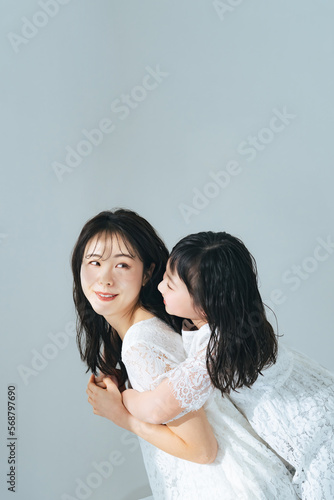 寄り添う女性と女の子 親子の美容イメージ