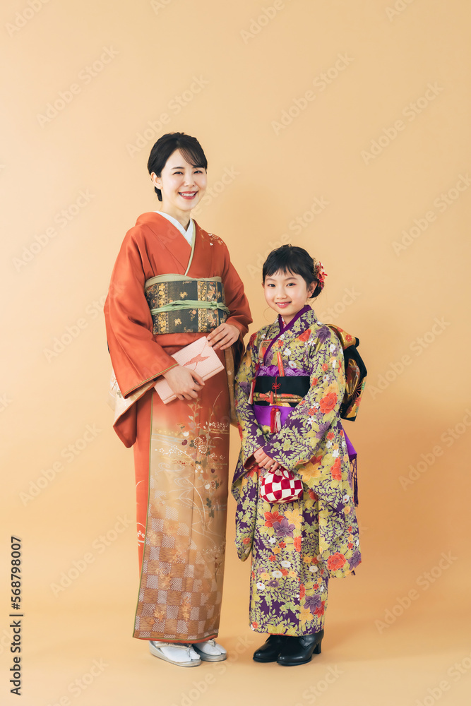 Fototapeta premium 着物を着た親子 和装の記念撮影 写真館 フォトスタジオ