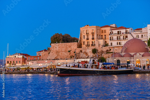 Sonnenuntergang am venezianischen Hafen von Chania, Kreta photo