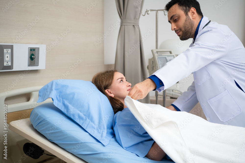The doctor blanketed a patient who had to be hospitalized to take a rest The doctor blanketed a patient who had to be hospitalized to take a rest