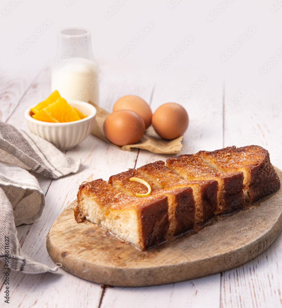 Torrijas tradicionales de pan brioche, infusión de leche naranja y canela y fritas en aceite