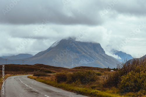 Berggipfel von Wolken umgeben, Isle of Skye