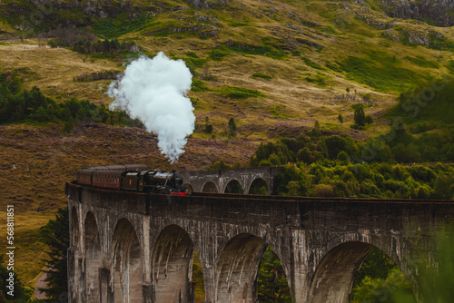 Dampflokomotive überquert Glenfinnan Viaduct, Schottland