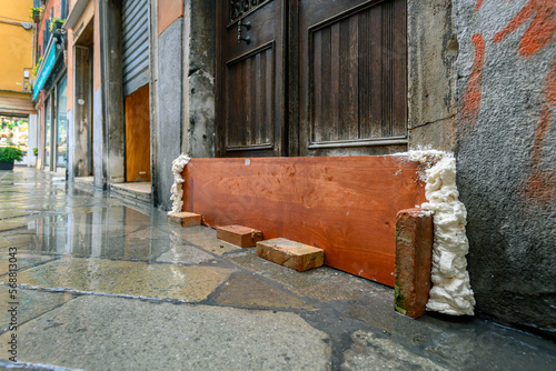 Wallpaper Mural Venezianischer Hochwasserschutz aus einem Brett und Bauschaum Torontodigital.ca