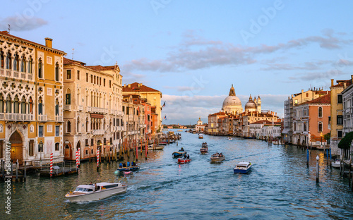 Canale Grande und die Basilica di Santa Maria della Salute in Venedig von der Ponte dell Accademia in der Abendd  mmerung