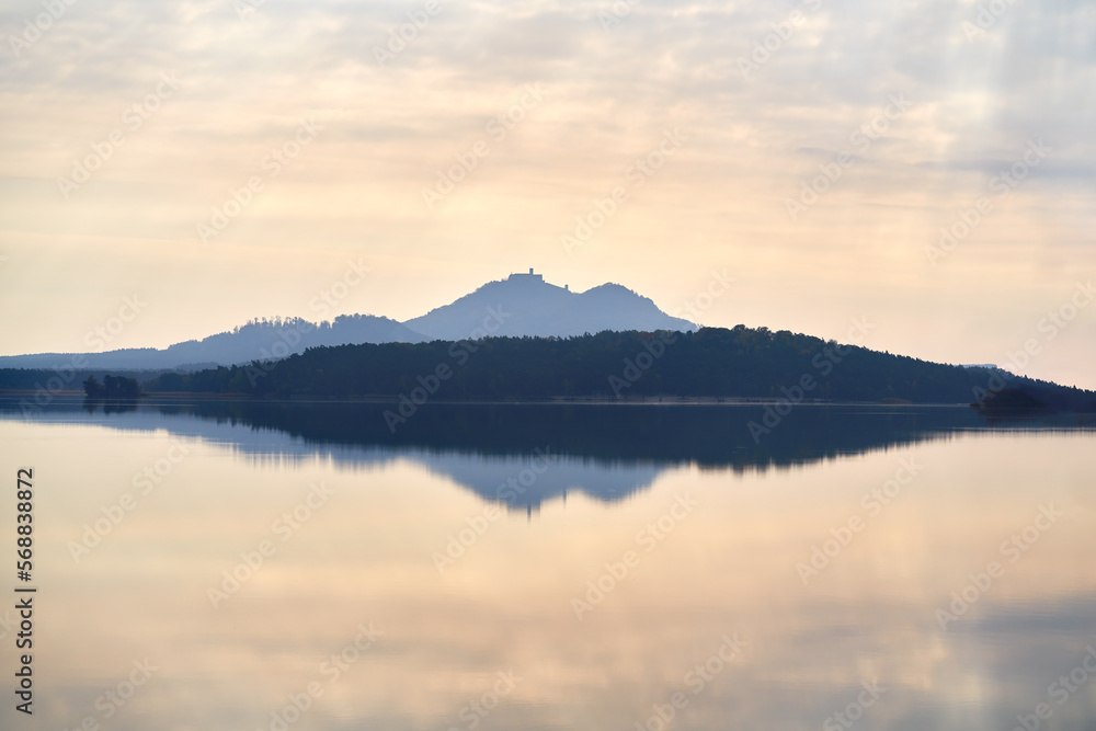 Machovo Jezero lake with the Bezdez castle in the morning