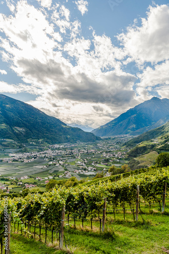 Algund, Dorf, Tirol, Dorf, Kirche, Waalweg, Weinberge, Obstbäume, Vinschgau, Rabland, Naturns, Südtirol, Herbst, Herbstsonne, Italien