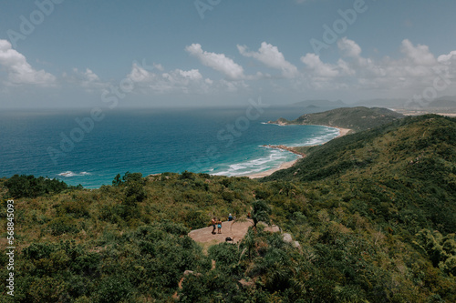 Der Aussichtspunkt Mirante da Boa Vista - Florianoplis. Wunderschöner Blick über tropischen Wald aufs Meer und einem See. Türkiser Atlantik 1