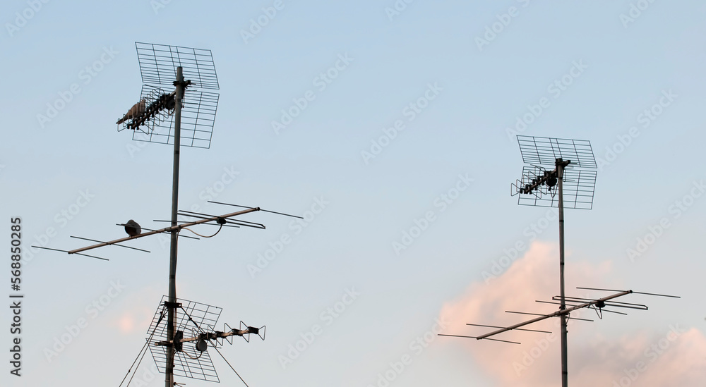 Antenna televisiva italiana con sfondo di cielo al tramonto Antenna televisiva italiana con sfondo di cielo al tramonto