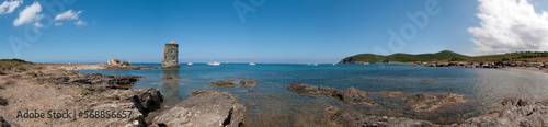 Veduta panoramica della baia con la torre di Santa Maria Chjappella, Cap corse, Corsica, Francia.