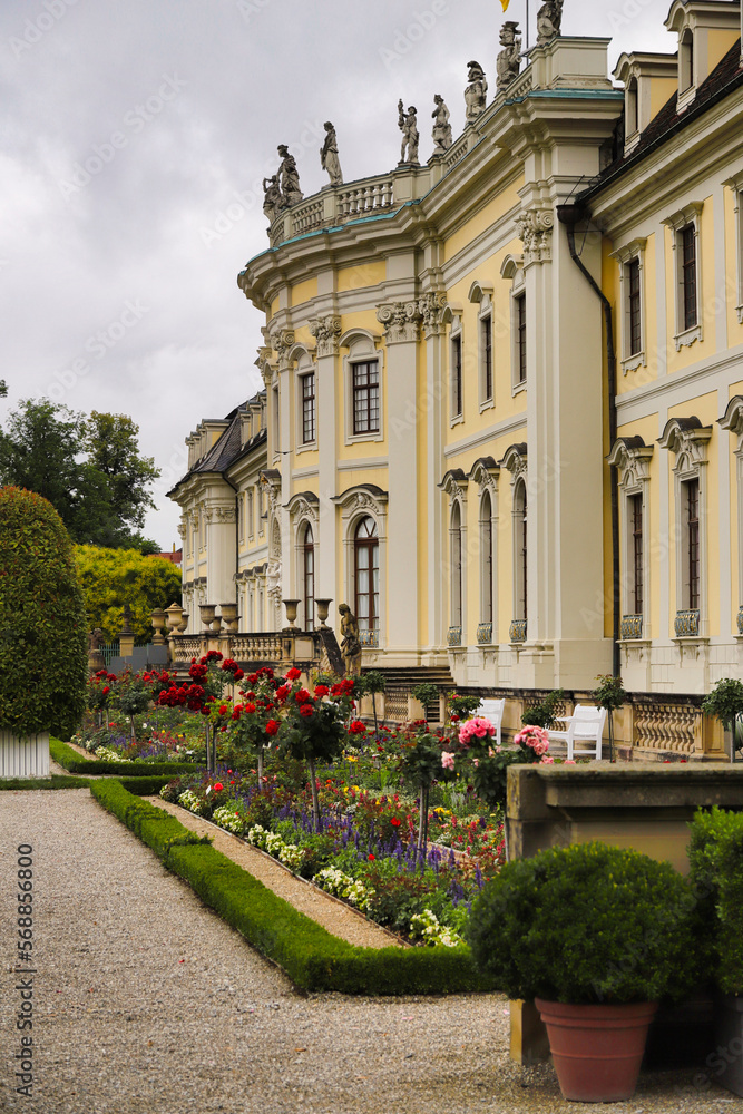 Residenzschloss Ludwigsburg Parkseite mit blühender Bepflanzung