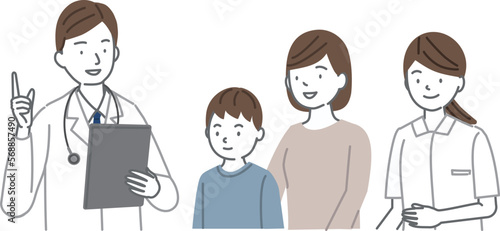 診察をする医師と男の子と母親、看護師