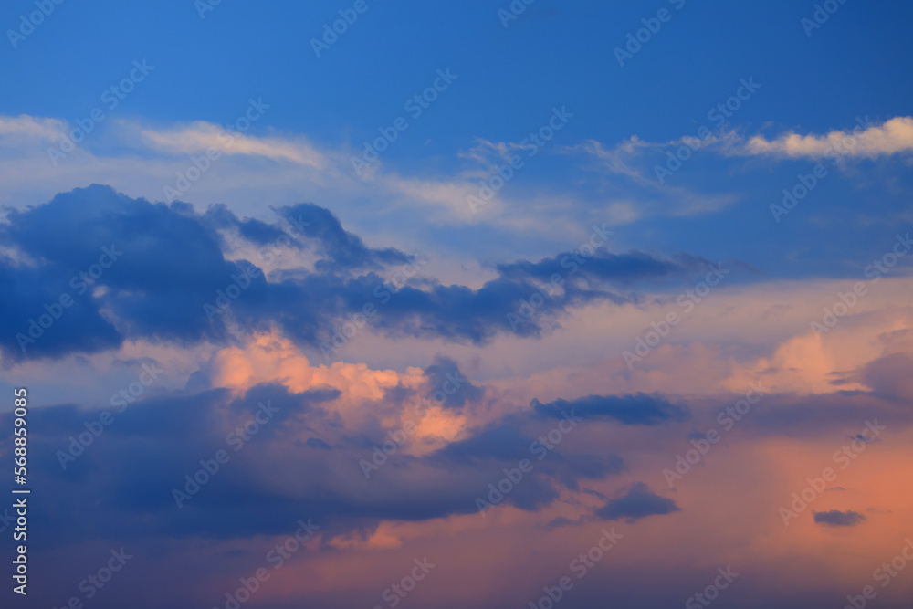 Obraz premium Sky at sunset. Sunlit sky and pink clouds