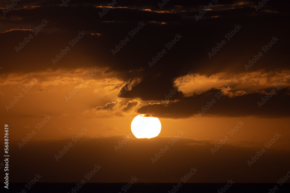 Sol poniendo por el horizonte