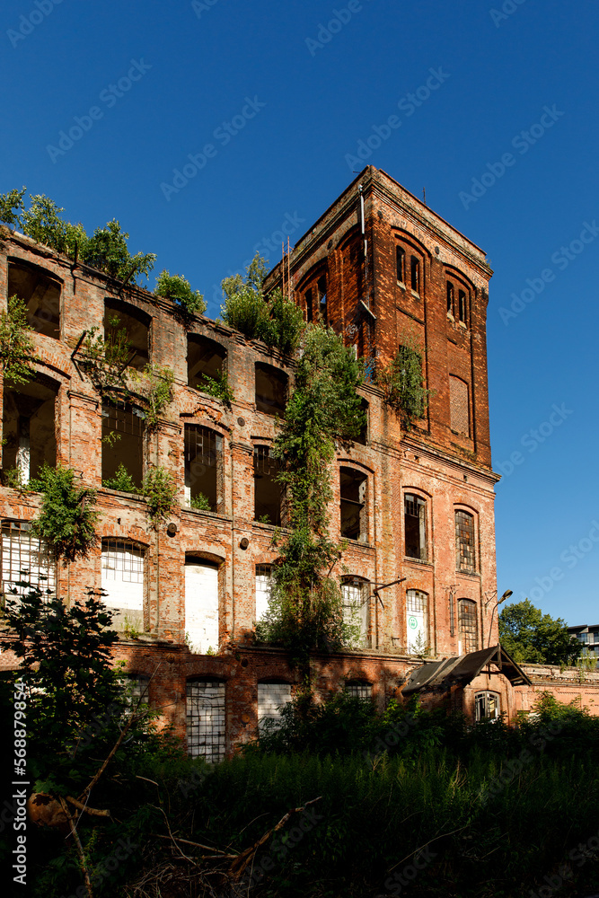 Obraz premium Red brick facade of an abandoned factory.